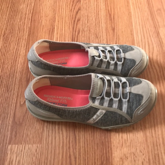 1 day sale! Beautiful memory foam Skechers - Picture 1 of 4